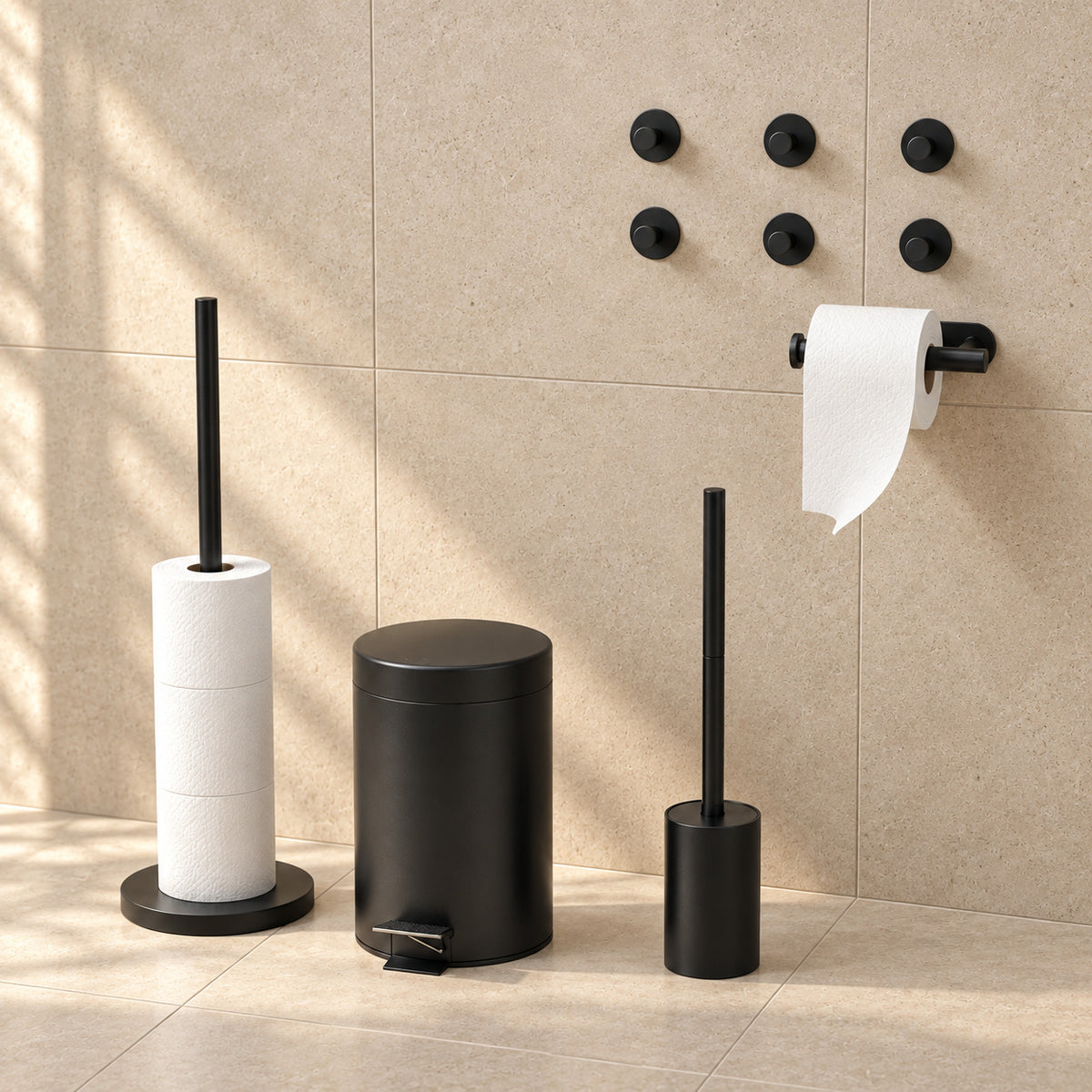Toiletset Zwart 5-Delig - Zelfklevende Reserverolhouder & Vrijstaande Toiletrolhouder voor 5 Rollen - Toiletborstelhouder, Pedaalemmer en Handdoekhaakjes - Toiletaccessoireset