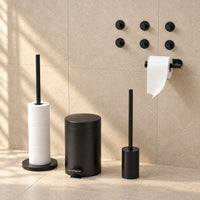 Toiletset Zwart 5-Delig - Zelfklevende Reserverolhouder & Vrijstaande Toiletrolhouder voor 5 Rollen - Toiletborstelhouder, Pedaalemmer en Handdoekhaakjes - Toiletaccessoireset