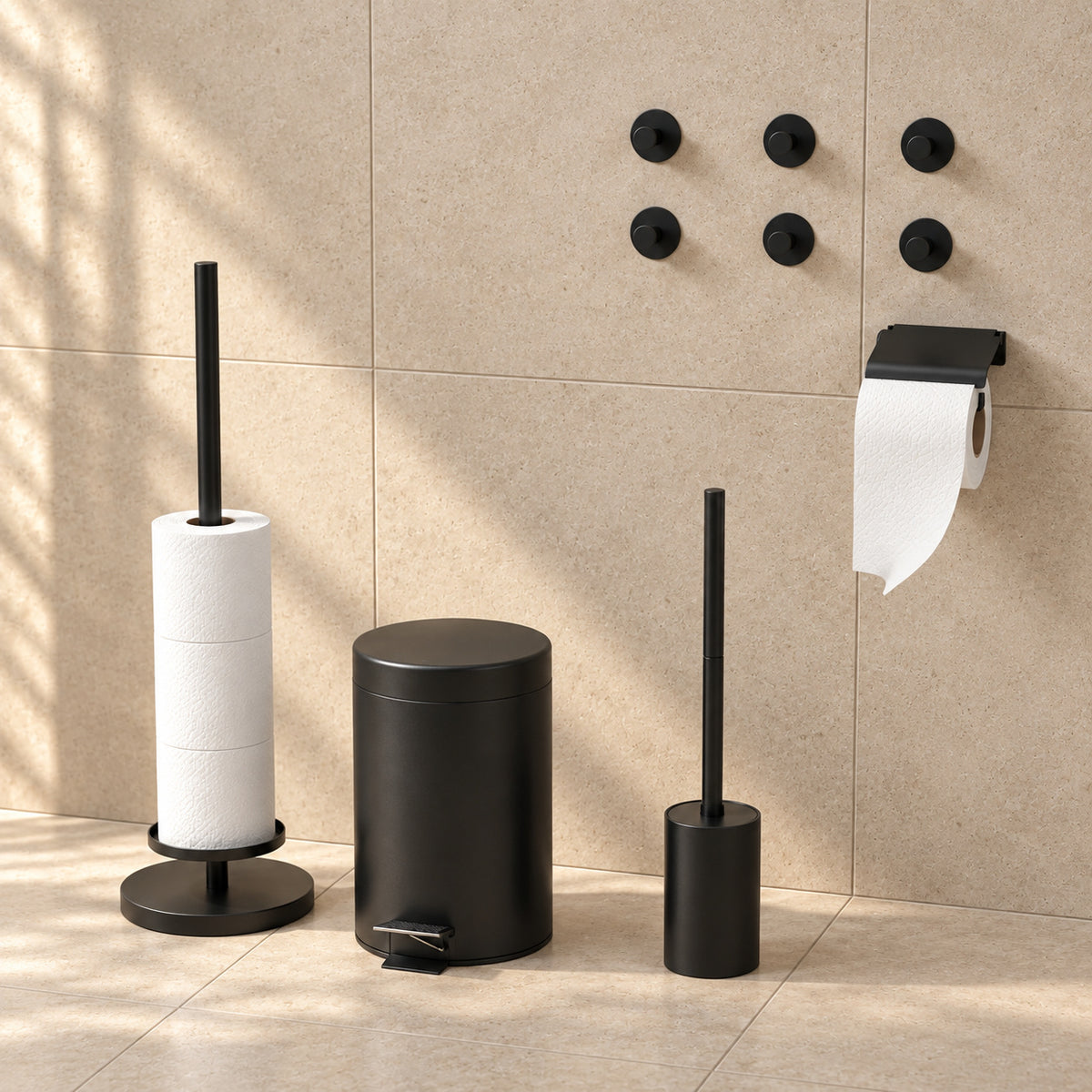 Toiletset Zwart 5-Delig - Reserverolhouder met Klepje & Verhoogde Vrijstaande Toiletrolhouder voor 5 Rollen - Toiletborstelhouder, Pedaalemmer en Handdoekhaakjes - Toiletaccessoireset