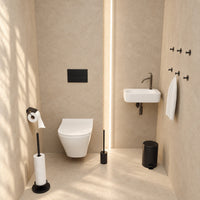 Toiletset Zwart 5-Delig - Reserverolhouder met Klepje & Verhoogde Vrijstaande Toiletrolhouder voor 5 Rollen - Toiletborstelhouder, Pedaalemmer en Handdoekhaakjes - Toiletaccessoireset