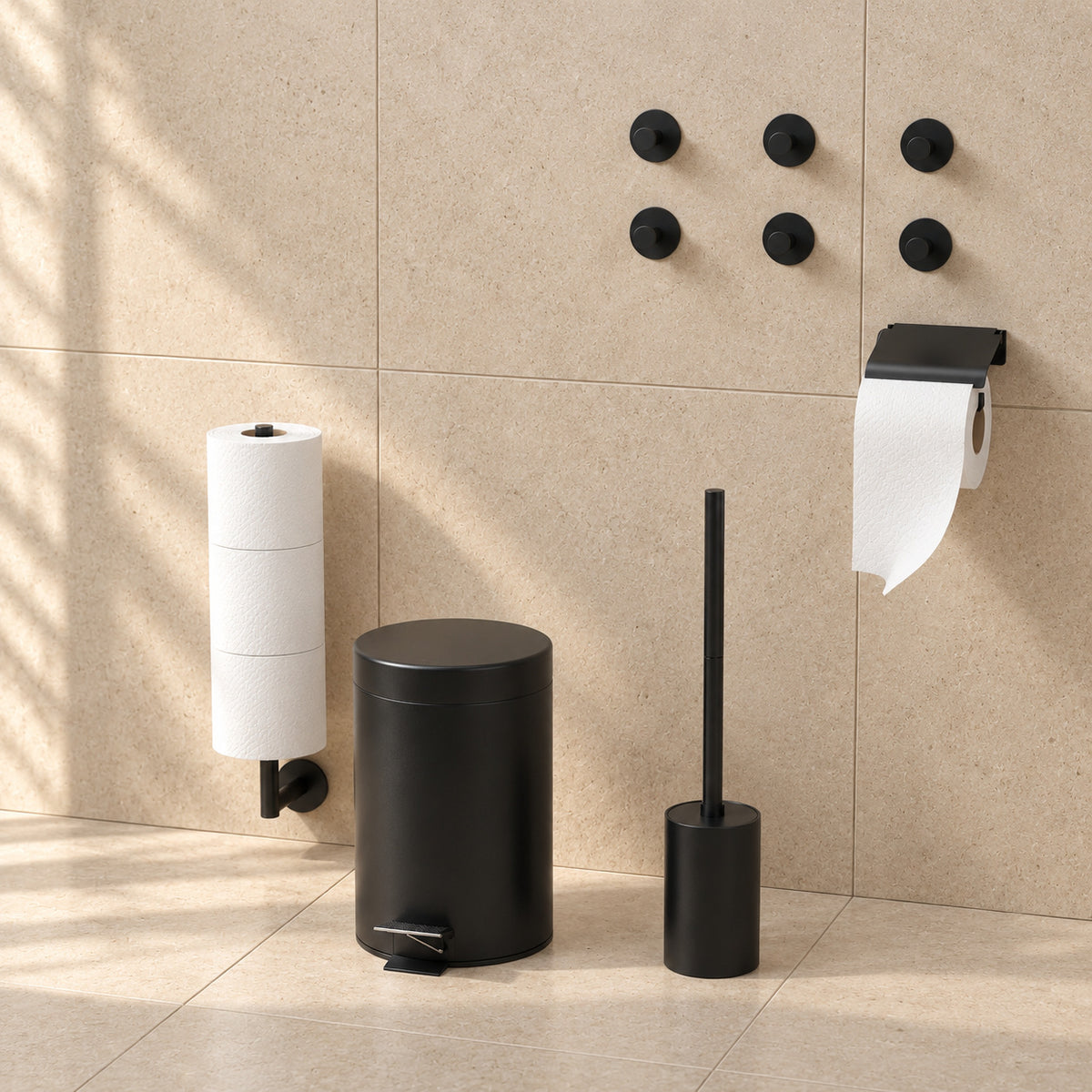 Toiletset Zwart 5-Delig - Reserverolhouder met Klepje & Hangende Reserverolhouder voor 3 Rollen - Toiletborstelhouder, Pedaalemmer en Handdoekhaakjes - Toiletaccessoireset