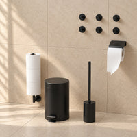 Toiletset Zwart 5-Delig - Reserverolhouder met Klepje & Hangende Reserverolhouder voor 3 Rollen - Toiletborstelhouder, Pedaalemmer en Handdoekhaakjes - Toiletaccessoireset