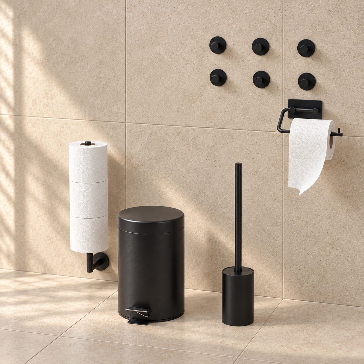 Toiletset Zwart 5-Delig - Toiletrolhouder met Verstelbare Arm & Hangende Reserverolhouder voor 3 Rollen - Toiletborstelhouder, Pedaalemmer en Handdoekhaakjes - Toiletaccessoireset